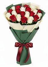 Букет Микс из красных и белых роз в Арсеньеве