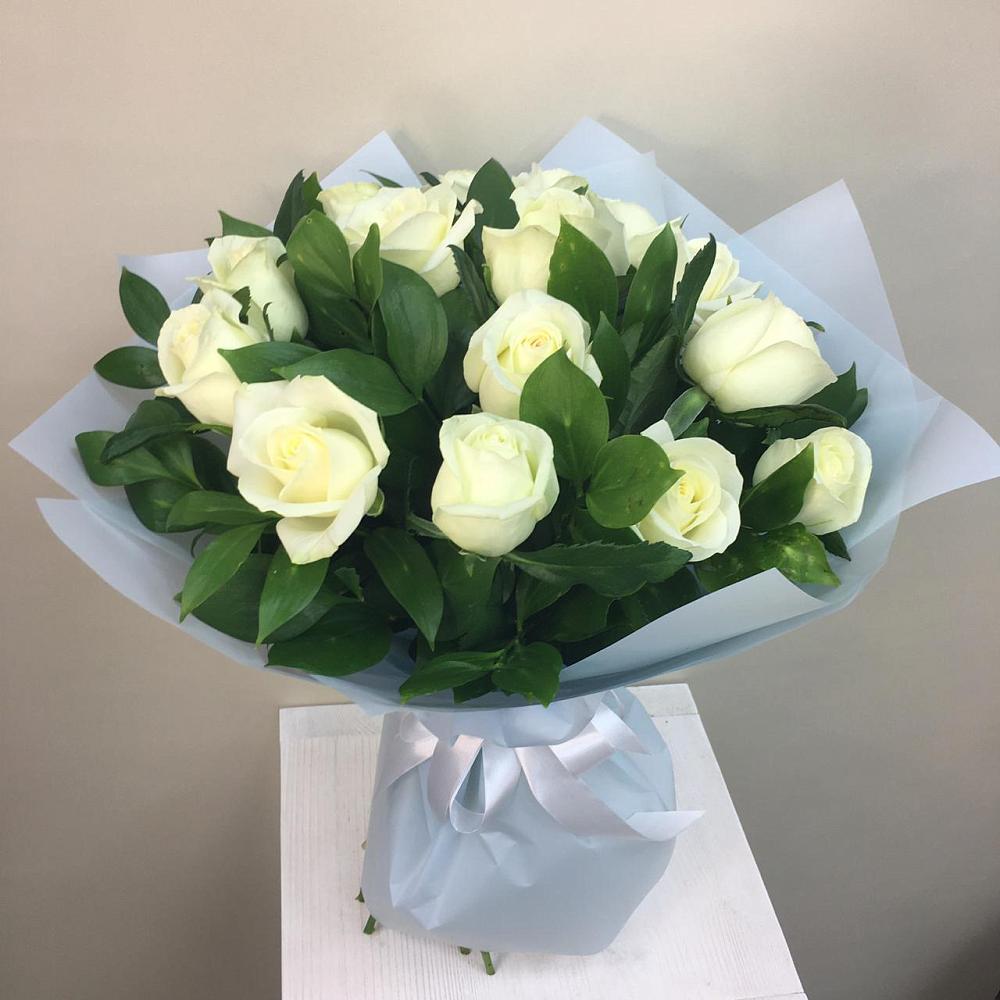 Букет 15 Белых роз Проуд в Арсеньеве
