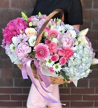 Композиция солнечный день в Арсеньеве Цветочная композиция из Розы, Хризантемы, Пионы и Лизиантусы в корзине в Арсеньеве