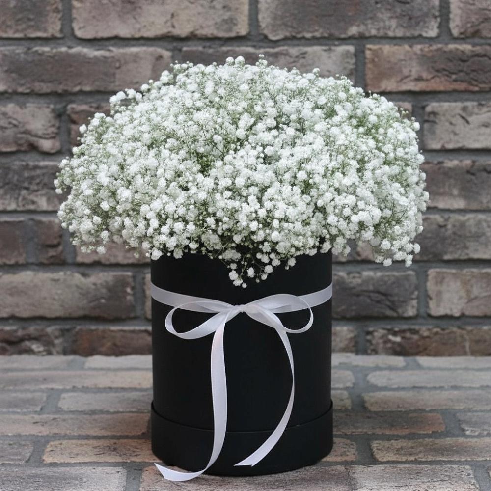 Цветочная композиция из Гипсофила в шляпной коробке в Арсеньеве