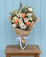 Букет цветов из:  Альстромерии, Лизиантусы, Розы и Хризантемы в Арсеньеве