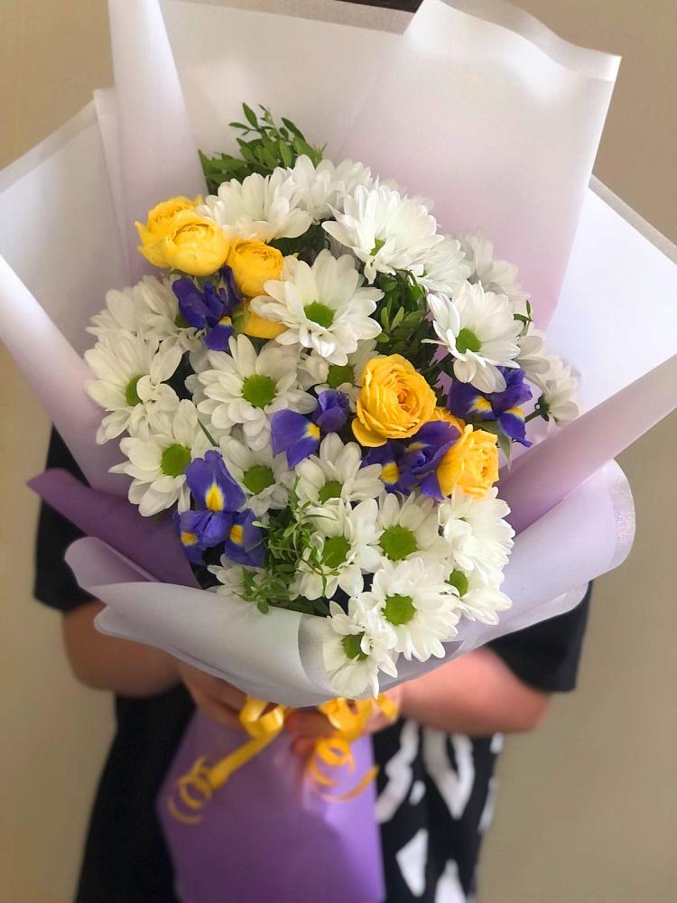 Букет цветов из: Ирисы, Хризантемы и Розы в Арсеньеве
