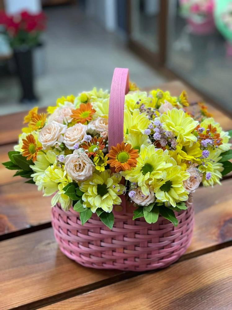 Цветочная композиция из Хризантемы и Розы в корзине в Арсеньеве