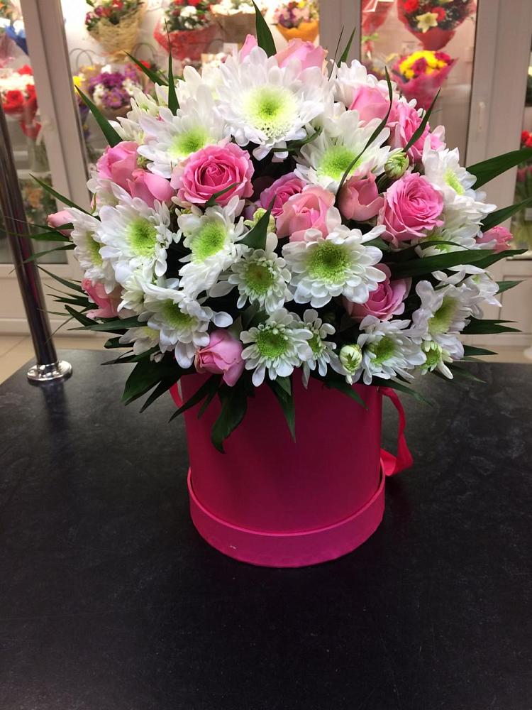 Цветочная композиция из Розы и Хризантемы в шляпной коробке в Арсеньеве