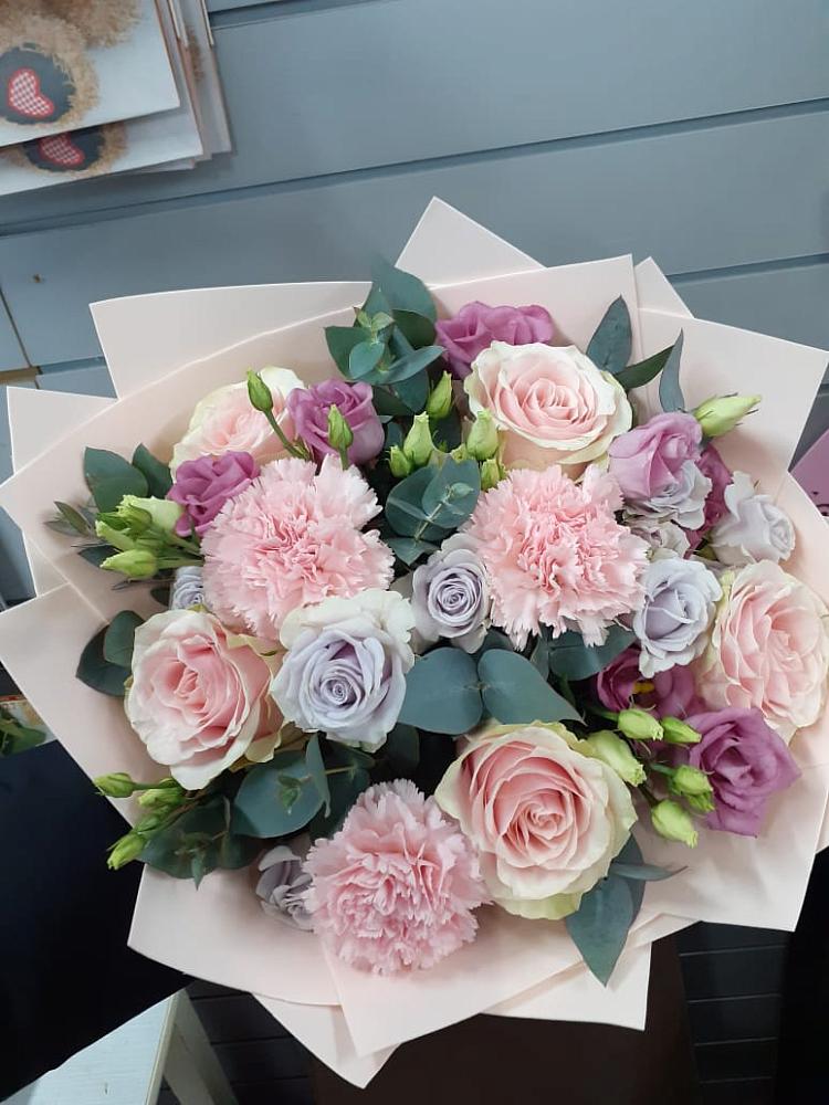 Букет цветов из: Розы, Гвоздики и Лизиантусы в Арсеньеве