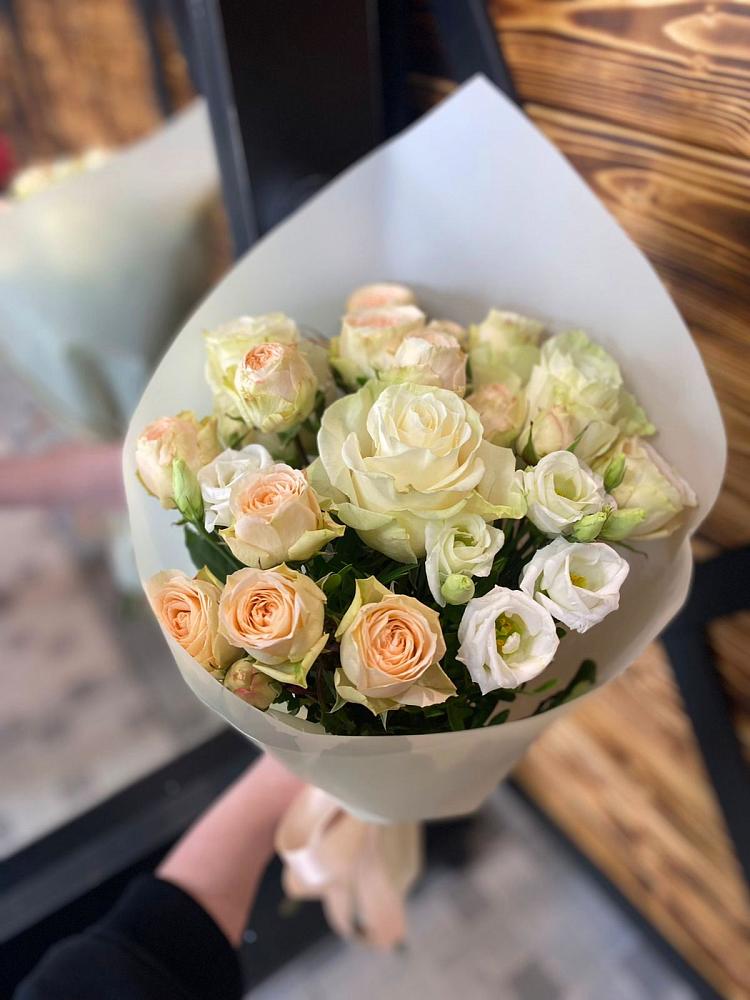 Букет цветов из: Розы и Лизиантусы в Арсеньеве